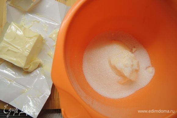Готовим кекс. Сливочное масло, сахар и творожный сыр сложить в миску.