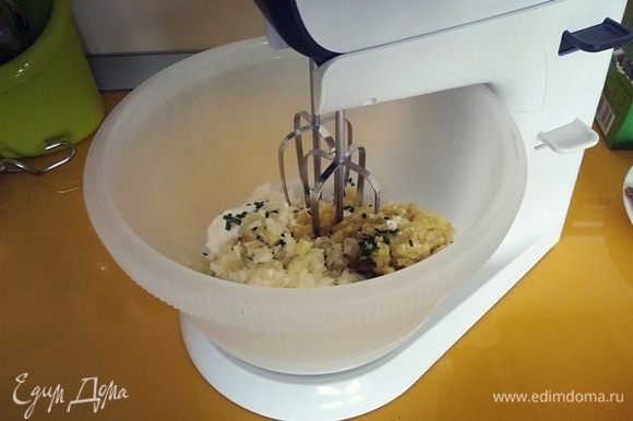 В чашу загружаем мелко нарезанный лук-резанец, белый лук, картофель и рикотту. Замешиваем на низкой скорости. По вкусу добавляем соль и еще раз перемешиваем.