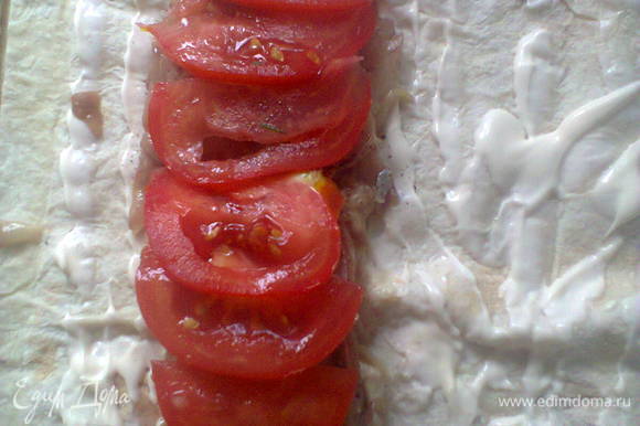 Половинку помидора делим на дольки и выкладываем сверху на скумбрию.