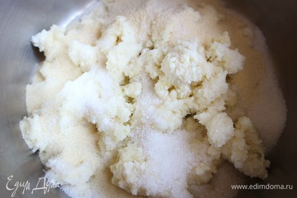 Добавить к творогу с картофелем мелкий сахарный песок, ванильный сахар, манную крупу, соль.
