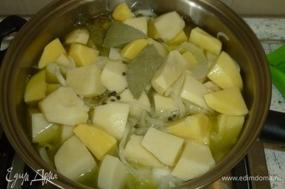 Картофель нарезать средними кусочками, выложить в сотейник. Добавить лавровый лист, перец горошком, соль и столько воды, чтобы почти покрыть картофель. Варить 30 минут, помешивая.