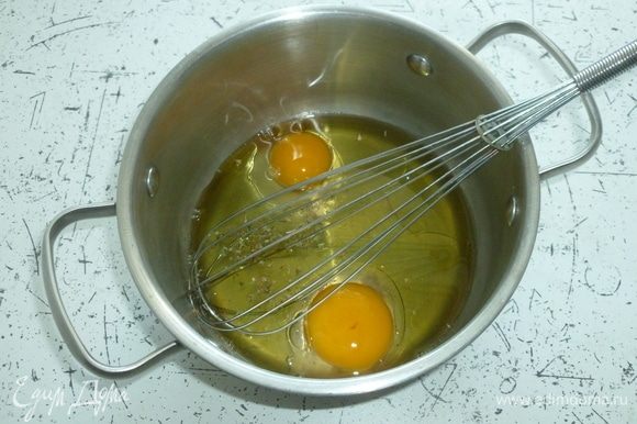 Яйца взбить с оливковым маслом (взять 70 мл) и щепоткой орегано.