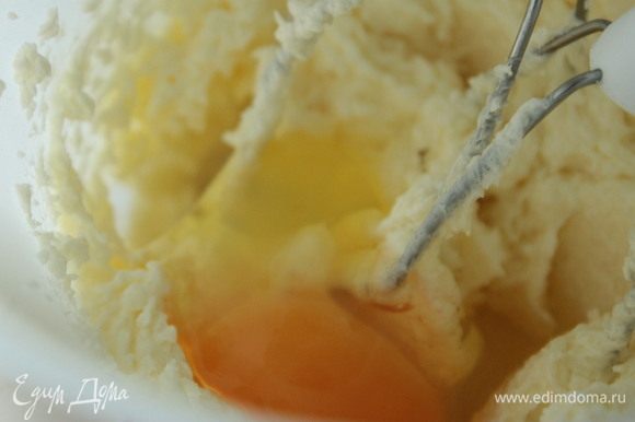 Добавить щепотку соли, муку и слегка взбитый желток. Собрать тесто в шар и отправить в холодильник на 30 минут.
