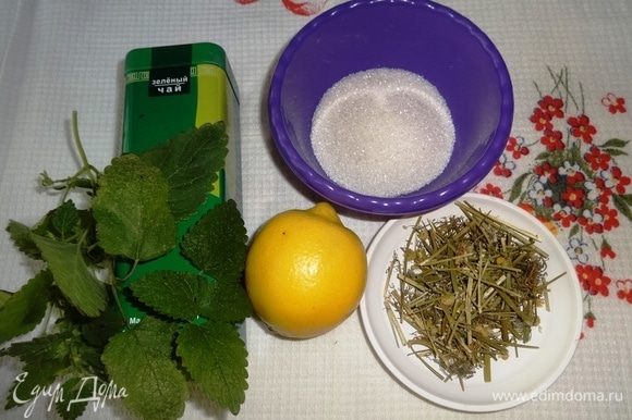Подготовить необходимые компоненты для приготовления чая. Мелиссу вымыть, обсушить, нарезать. Немного мелиссы оставить для подачи.