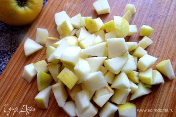 Яблоко (маленькое или половинка большого) нарезать и сбрызнуть лимонным соком.