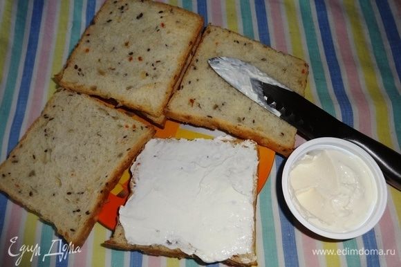 Тостовый хлеб (у меня с семенами льна и подсолнечника) смазать плавленым сыром.