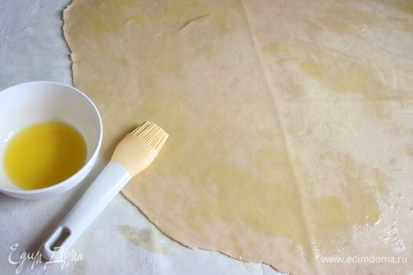 Растопить сливочное масло. Кисточкой смазать всю поверхность теста тонким слоем остывшего масла.