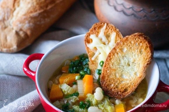 Подавать суп с кусочками хлеба и нарезанным зеленым луком. Приятного аппетита!