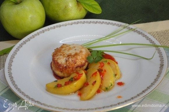 На порционную сковороду выложить (по желанию) 1 ст. ложку кетчупа, на него — котлетку и карамелизированные яблоки.