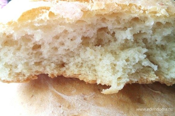 Поближе. Мякиш нежный, а корочка хрустящая. Очень вкусно. Обязательно попробуйте приготовить этот невероятный хлеб.
