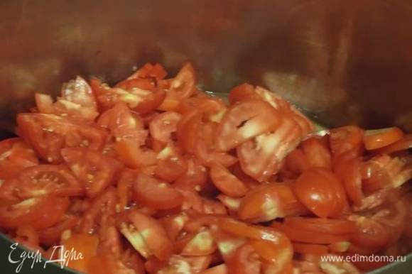 В кастрюлю налить масло и положить помидоры. Накрыть крышкой и дать пропариться до выделения сока.