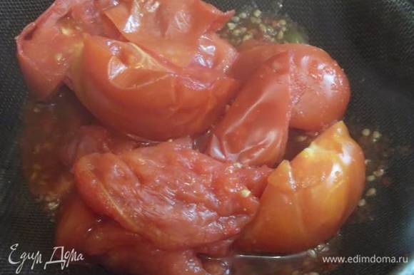 Частями выложить помидоры в сито.