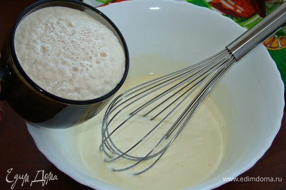 В йогуртно- яичную смесь добавить подошедшие дрожжи.