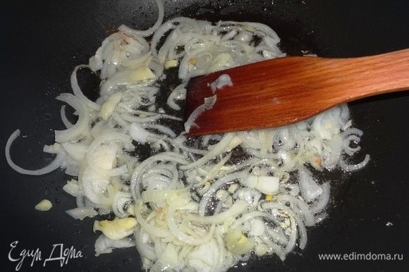 В сковороду налить растительное масло, прогреть его и положить лук. Обжаривать до золотистого цвета.