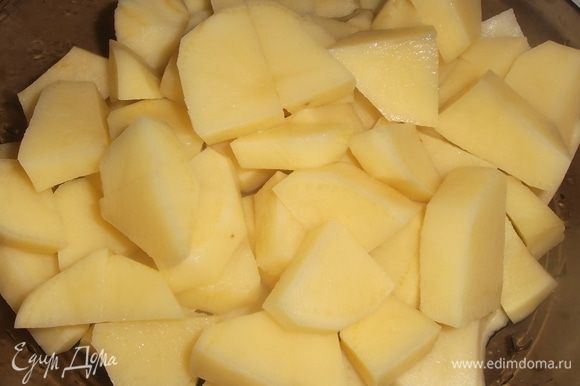 Картофель почистить, нарезать средними дольками.
