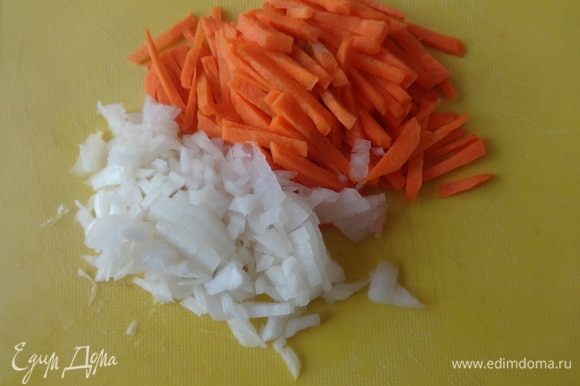 Тем временем морковь, лук очистить, вымыть, обсушить. Лук мелко нарезать. Морковь нарезать короткой тонкой соломкой.