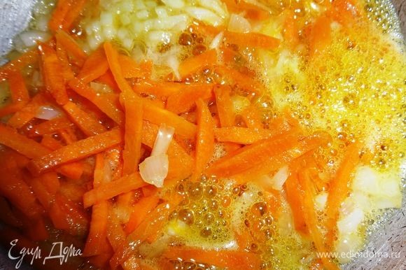 В сковороду налить горчичное масло, разогреть, положить лук с морковкой и обжаривать на небольшом огне 8–10 мин.