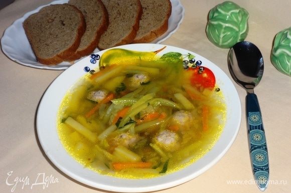 Наш вкусный и полезный суп готов! Разливаем суп по тарелкам и приглашаем всех к столу. Приятного аппетита!