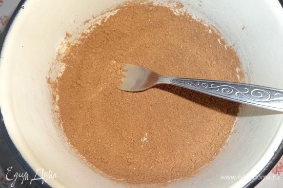 Далее приготовить штрейзель. Для этого соединить сахар, какао-порошок.