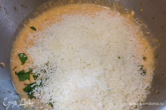 Добавить натертый на терке пармезан или любой другой твердый сыр (у меня пекорино), посолить и поперчить по вкусу. Разорвать руками несколько листьев базилика.