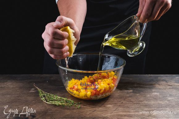 Измельченный чеснок и перец соедините с лимонным соком, чабрецом, оливковым маслом.