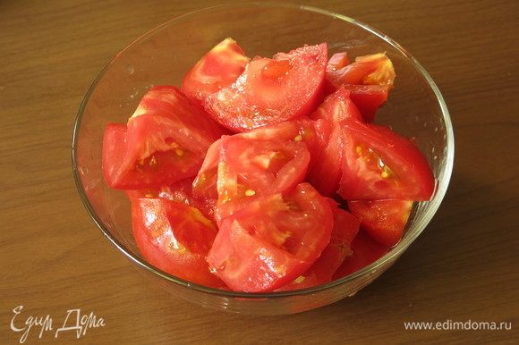 Нарезаем томаты.