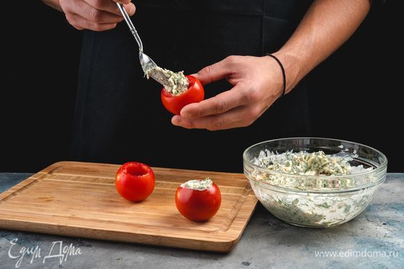 Нафаршируйте помидоры полученной начинкой и подавайте к столу.