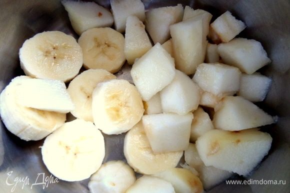 Банан и сладкую грушу очистить, нарезать кусочками.