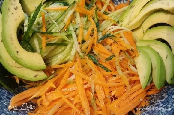 Выложить морковь и огурцы в салатник, авокадо очистить и нарезать на дольки, выложить к овощам.
