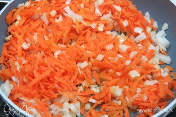 Затем в сковороду к луку добавить морковь, натертую на крупной терке.