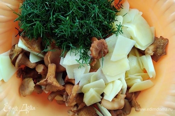 Картофель почистить и нарезать тонкими слайсами, смешать с лисичками и рубленым укропом. Посолить.