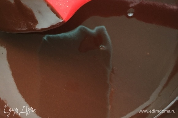 Растопить сливочное масло и шоколад на водяной бане.