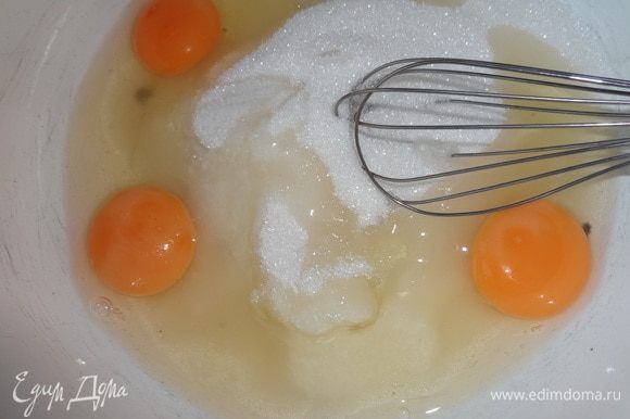 Тем временем приготовить тесто для коржей. Для светлого коржа яйца взбить с сахаром, солью и ванилином.