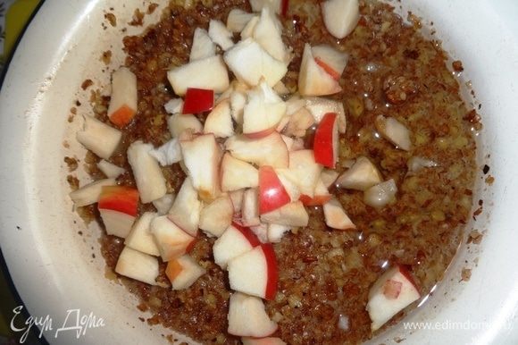 Яблоко очистить от семян и семенной коробочки, нарезать мелкими кубиками. В тесто добавить нарезанное яблоко и влить растительное масло, перемешать.