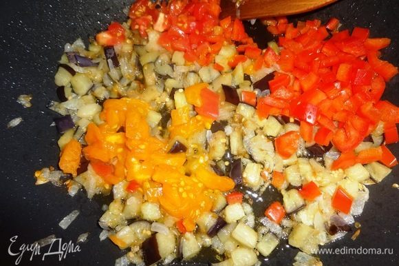 В сковороду с овощами добавить нарезанные помидоры и перец, перемешать. Продолжать обжаривать все овощи еще 3–5 мин.
