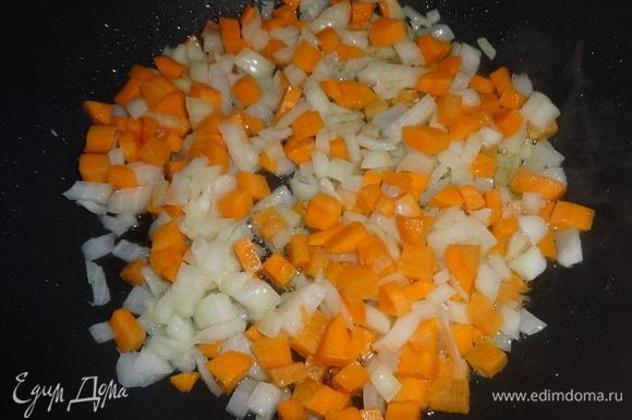 В сковороду налить масло для гарнира, разогреть его. Положить лук с морковкой и обжаривать, помешивая, несколько минут до золотистого цвета.