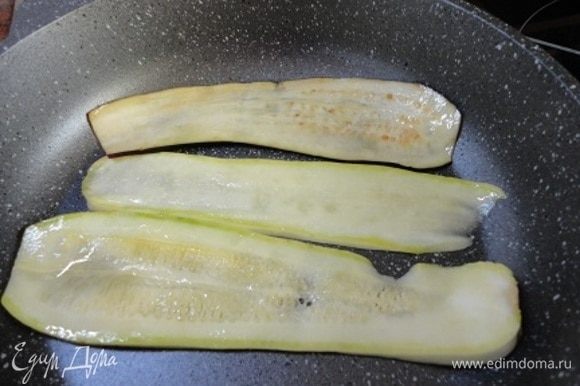 Кисточкой смазываем овощи маслом и слегка обжариваем до мягкости.