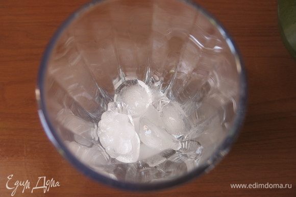 Летом приходится постоянно охлаждать напитки, в стакан кладем лед.