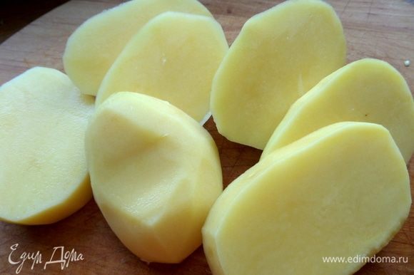 Сырой картофель поделить крупно, перенести в кастрюлю.