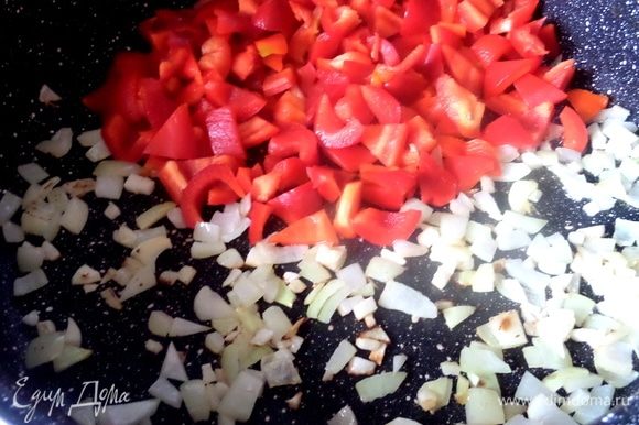Для овощной подливы нарезать и обжарить паприку и лук с чесноком.
