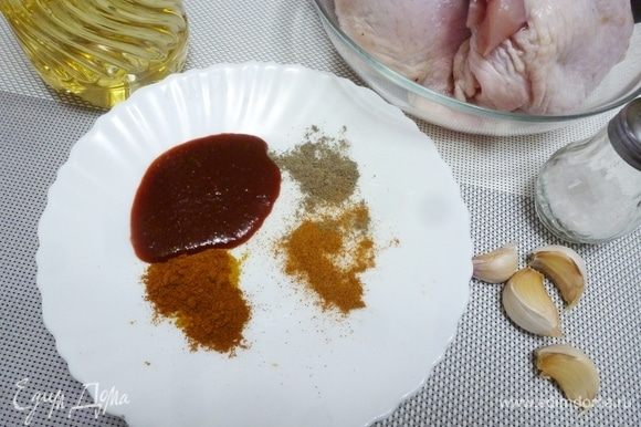 Подготовить все ингредиенты. Смешать указанные для маринада ингредиенты. Вместо салчи я часто беру грузинский острый соус.