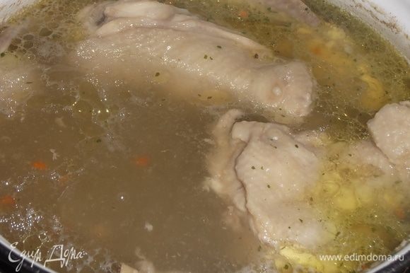 Курицу довести до кипения, снять пену, добавить промытый горох. Варить до готовности.