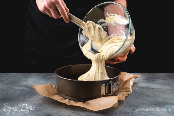 Выложите смесь на подготовленную основу из хлебцев. Выпекайте в заранее разогретой духовке при 175°С в течение 45 минут. Серединка чизкейка должна немного подрагивать.