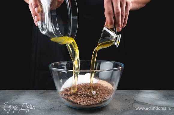 Добавьте к сухим ингредиентам оливковое масло и яичные белки.