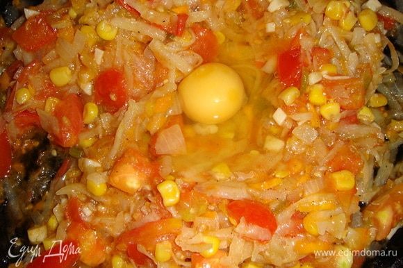 В тушеные овощи добавить яйцо и перемешать.