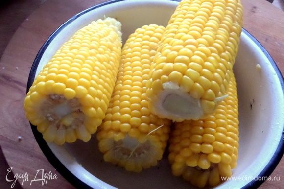 Сейчас сезон самой сладкой и сочной кукурузы, и варим через день. Самая вкусная она — только что сваренная, не впрок.