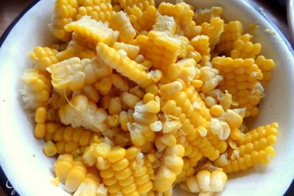 Для супа срезать с готовой кукурузы нужное количество или по старинке берем консервированную.