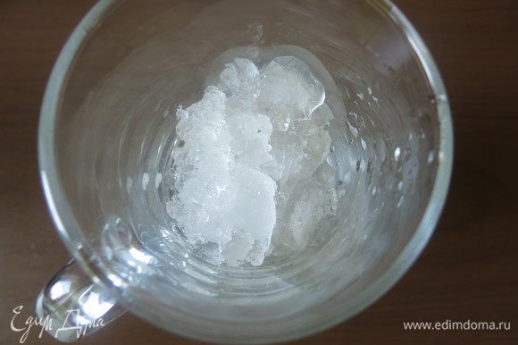 В стакан насыпаем лед.