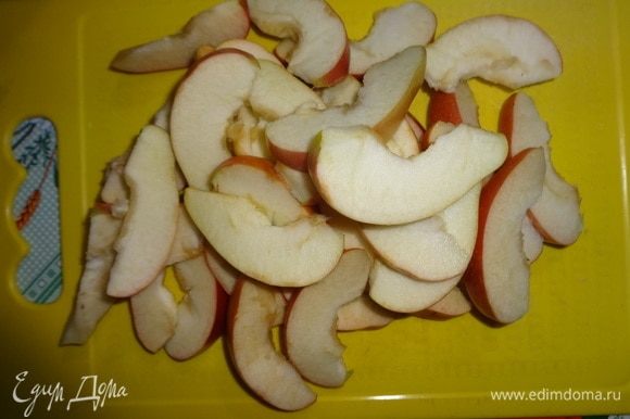 Яблоки разрезать пополам, удалить сердцевину и нарезать дольками среднего размера. Сбрызнуть яблоки лимонным соком.