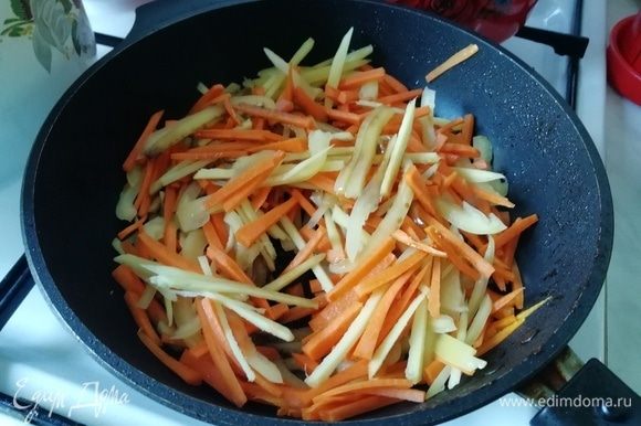 Морковь, болгарский перец и имбирь готовим вместе. Приправляем соевым соусом. Обжаривать сильно не нужно.